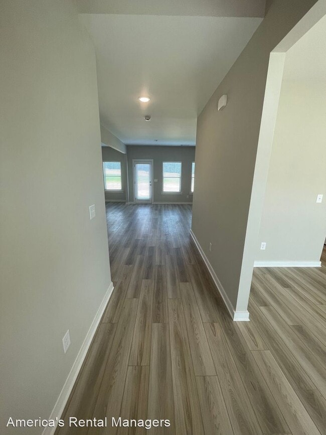 Building Photo - 4 br, 2.5 bath House - 130 Kings Way