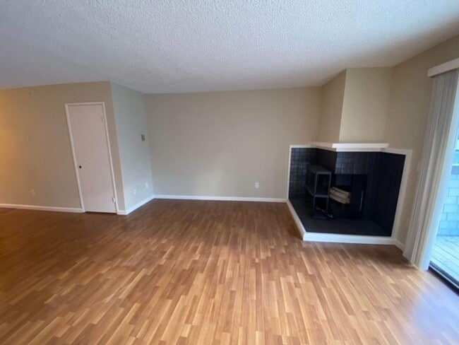 Building Photo - Sunny Townhouse in Lighthouse Cove