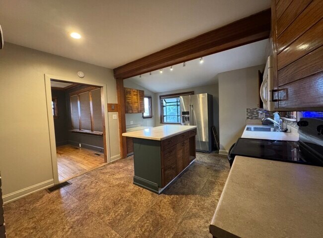 Foto del edificio - 13 Wawecus Hill Rd