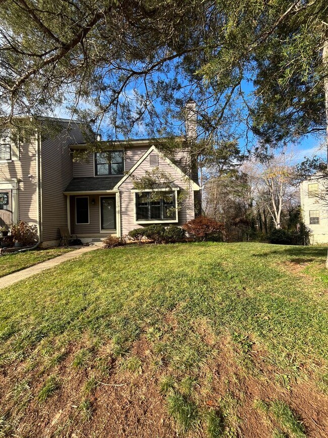 Building Photo - 3BR, 2.5BA end-unit townhouse in Sterling, VA