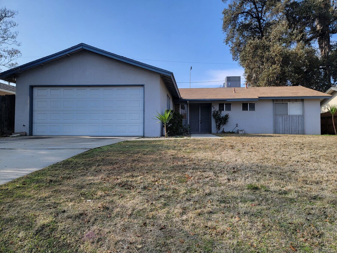 Foto principal - Cozy Southwest Visalia home off of Demaree...