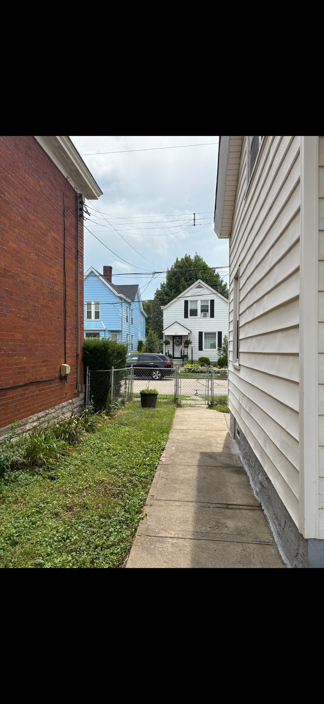 Building Photo - 210 Maple St