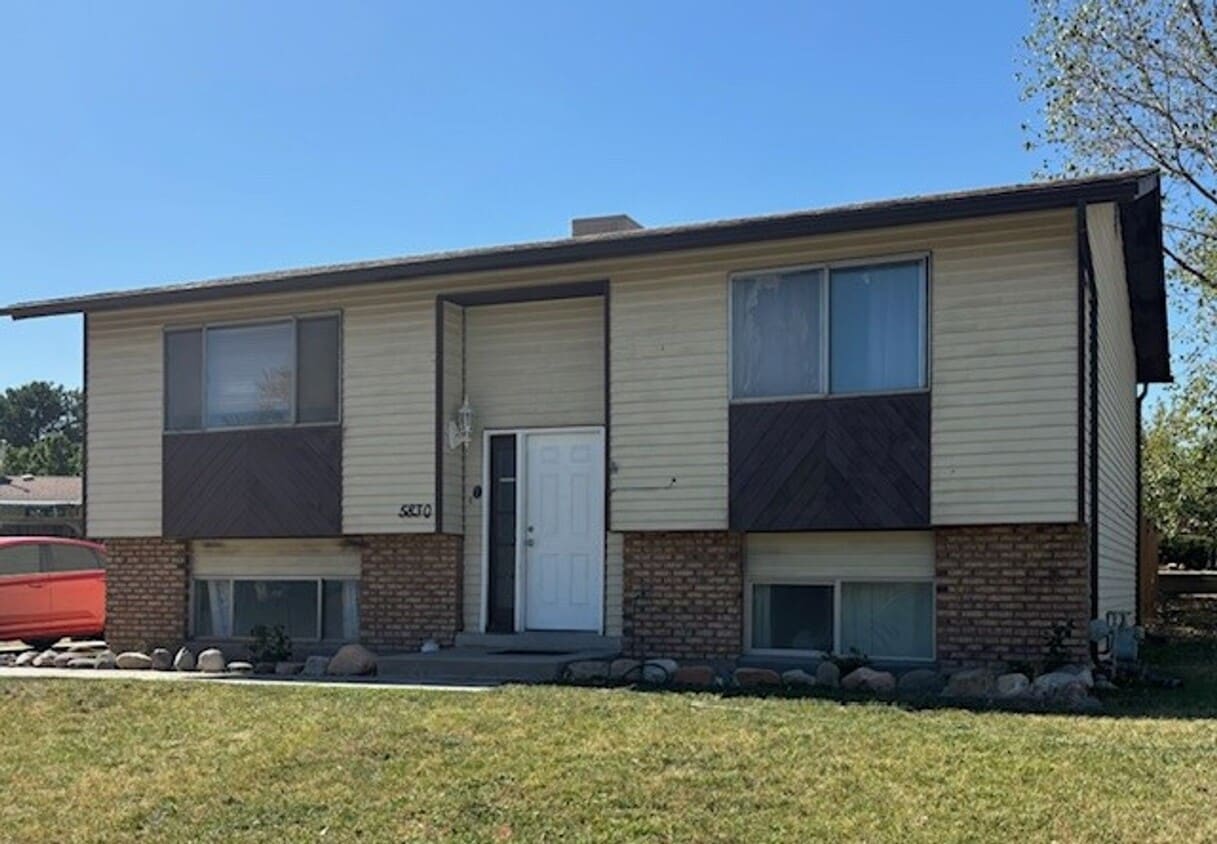 Large Home in Kearns - Fenced Backyard - Large Home in Kearns - Fenced Backyard