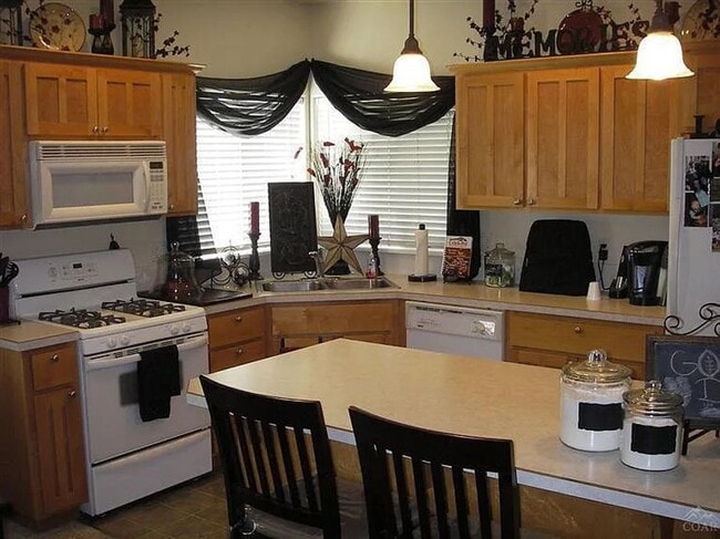 Building Photo - Adorable single-level 3x2 in desirable Fox...