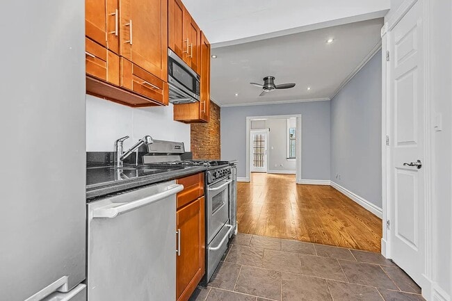 Building Photo - 212 E 29th St