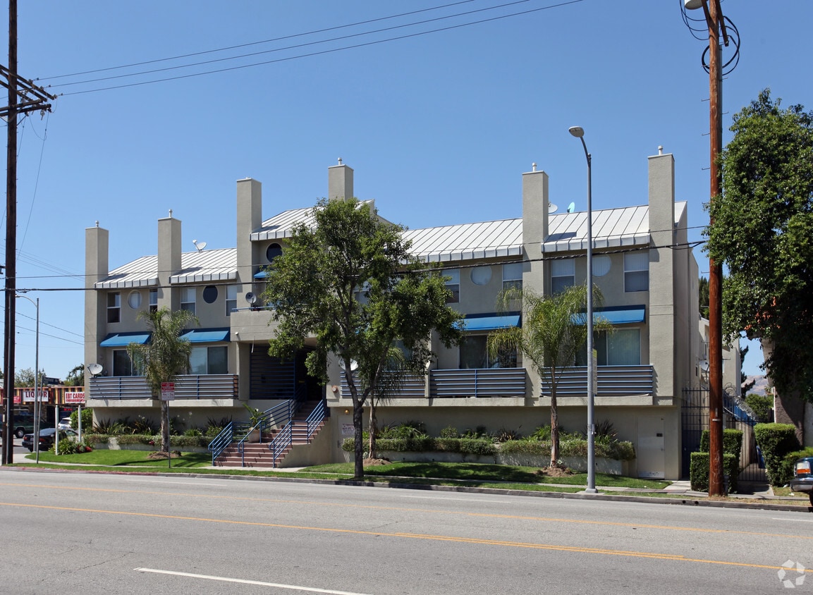 Building Photo - Roscoe Townhouse Apartments
