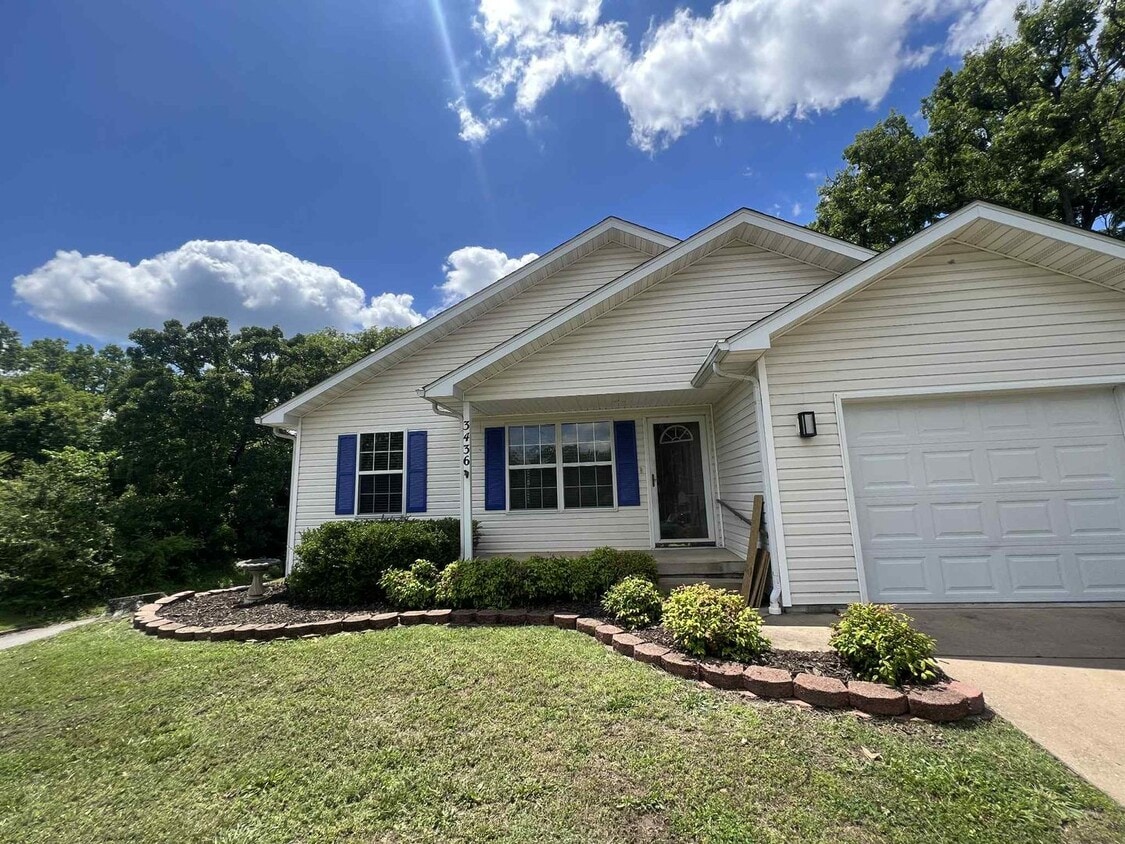 Primary Photo - BEAUTIFUL 3 BEDROOM / 2 BATHROOM HOUSE WIT...
