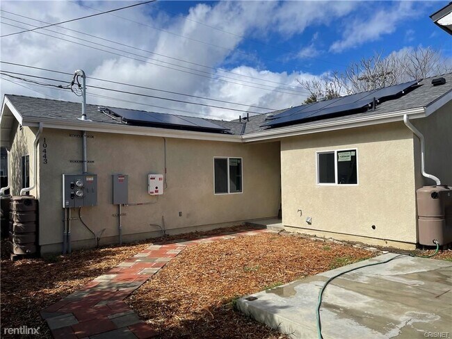 Foto del edificio - 3 br, 2 bath Duplex - 10443 Montgomery Avenue