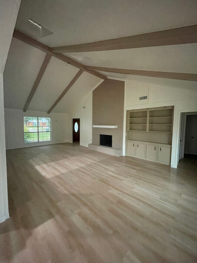 Building Photo - 1111 Irish Dr