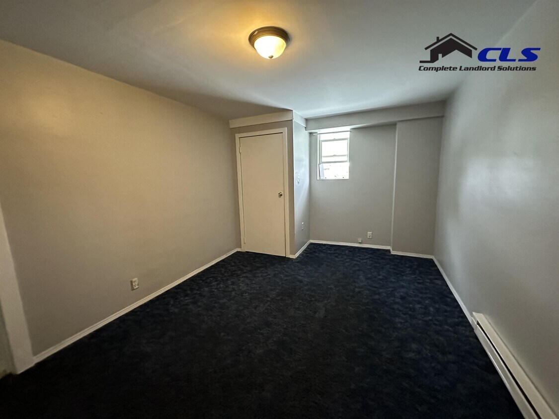 9 W Paris Ave Unit B, West Terre Haute, IN 47885 Room for Rent in