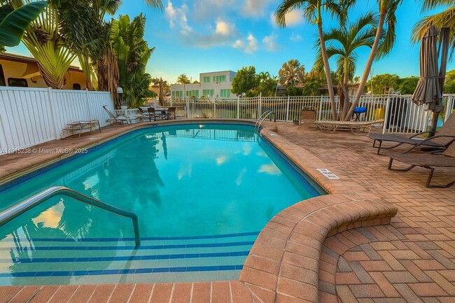 Building Photo - 1100 Pine Dr