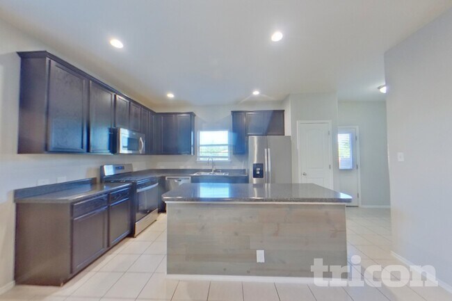 Foto del edificio - 240 Dragon Ridge Rd