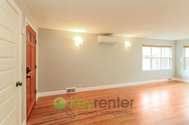 Foto del edificio - Stylish 4 Bedroom Steps from Shops, Cafes, and Parks