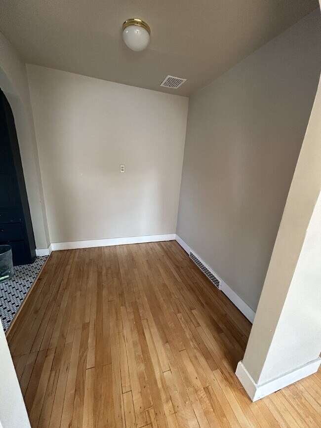 Foto del edificio - Charming 1-Bed Waterfront Oasis with Scenic Views in Eau Claire!