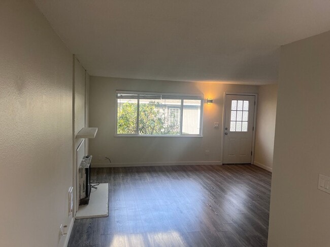 Foto del edificio - Cool Reno and Nifty Private yard too-Inner SE Duplex