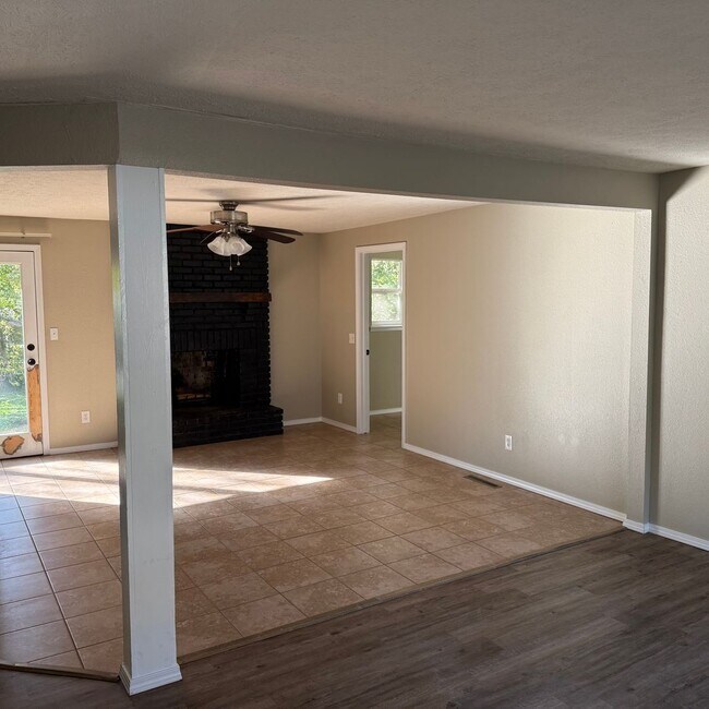 Foto del edificio - Southeast Springfield 3 Bedroom Home