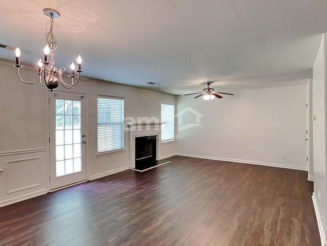 Foto del edificio - 367 Hidden Creek Ln