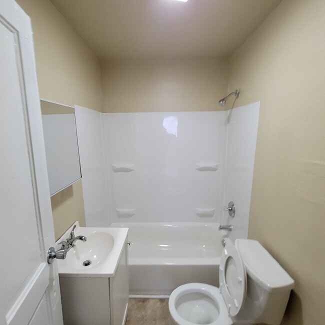 Building Photo - Spacious 3 bedroom
