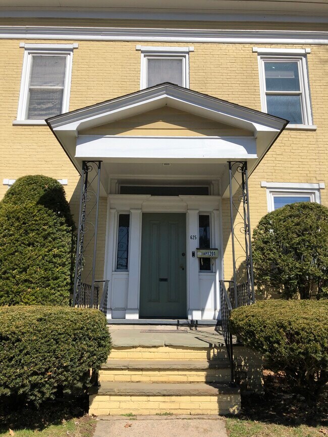 Building Photo - 625 Bloom St