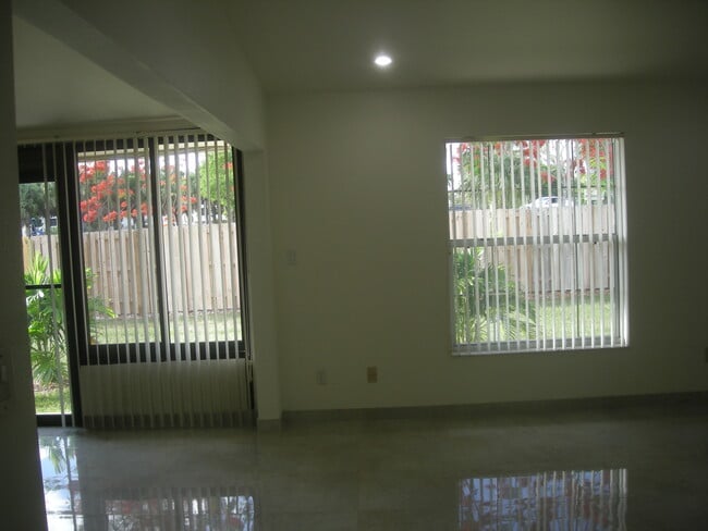 Living room - 11701 SW 108th Ln