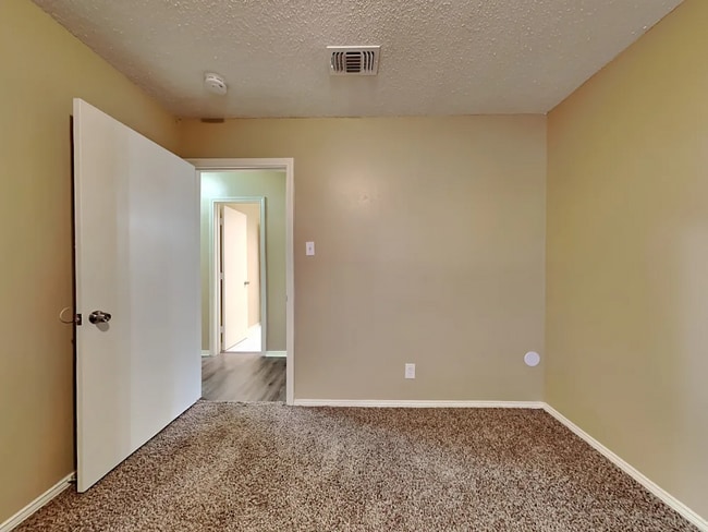 Building Photo - 151 Valleyglen Dr