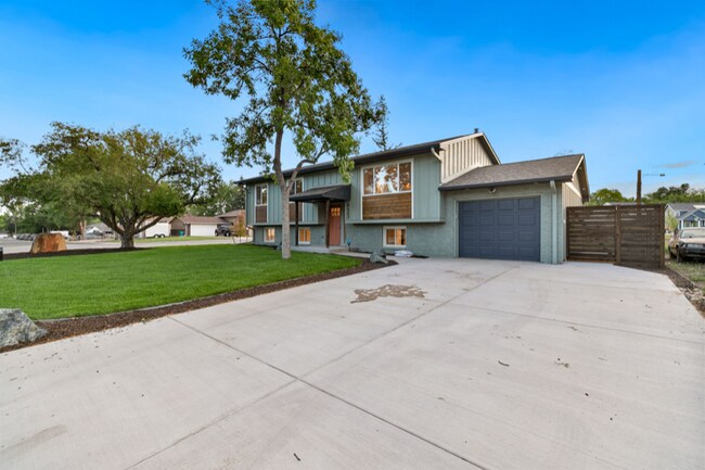 Building Photo - 933 Timber Ln