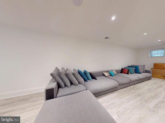 Building Photo - 1808 Riggs Pl NW