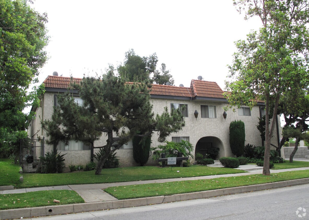 Building Photo - 530 N Wilson Ave