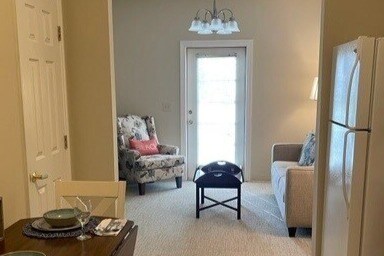 Entrada a través de la cocina. - Sunabella Senior Living