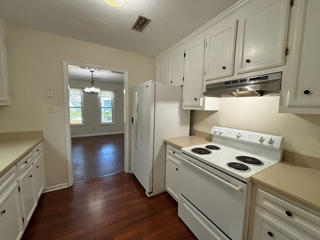 Building Photo - 102 Lakehurst Dr