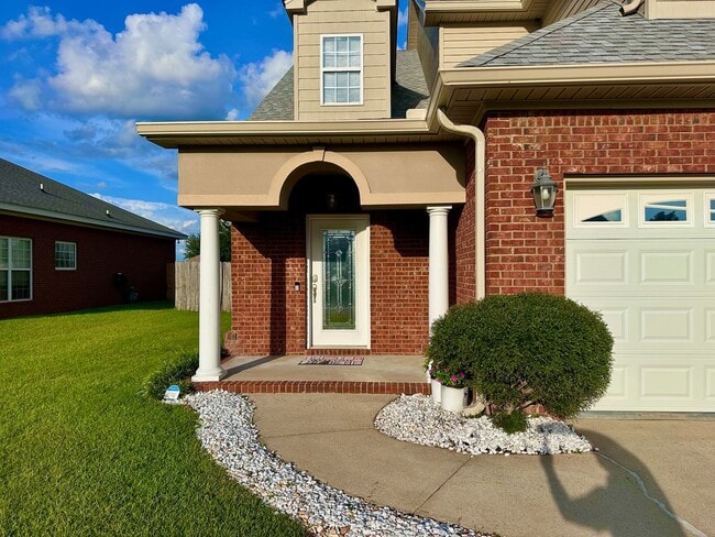 Building Photo - Available NOW -104 Planters Court