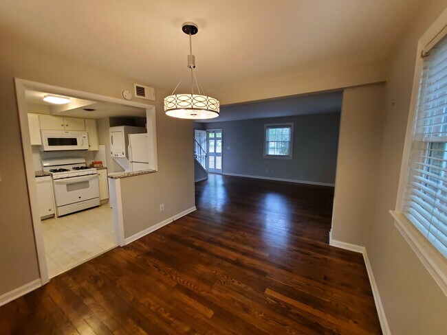 Dining room - 901 Saint Marys St