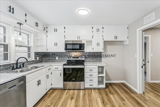 Building Photo - 4 bedroom/ 2 bath home on a spacious half-...