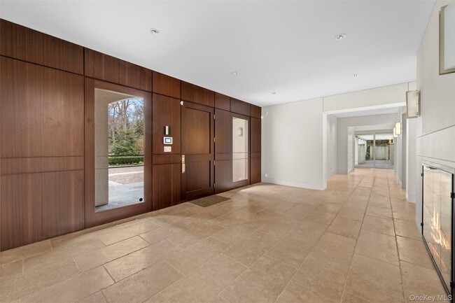 Foto del edificio - 121 Piping Rock Rd