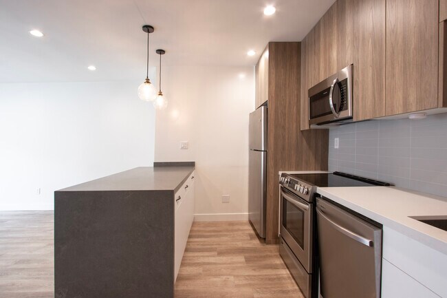 Foto del edificio - 6350 Willoughby Ave