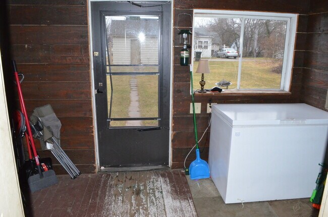 Building Photo - 3 Bedrooms, 2 Bathrooms Single Family Home...