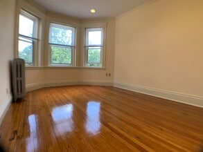 Building Photo - 100 Queensberry St