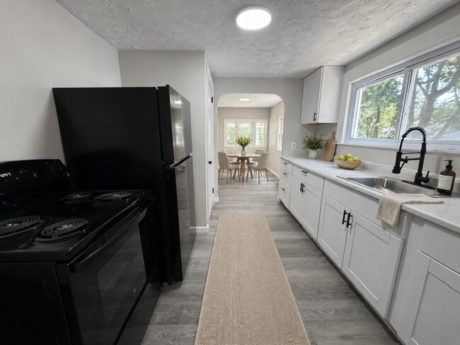 Foto del edificio - Pet-Friendly 3-Bedroom Home Near Downtown Akron Conveniences