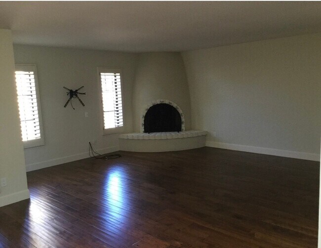 Building Photo - 8460 E Malcomb Dr