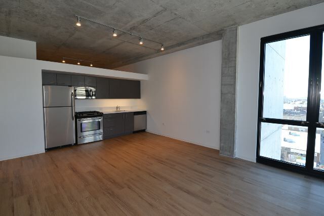 Building Photo - 1611 W Division St