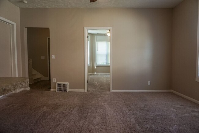 Foto del edificio - 5 Bedroom House Available!