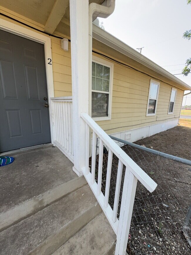 Building Photo - 303 Villareal St