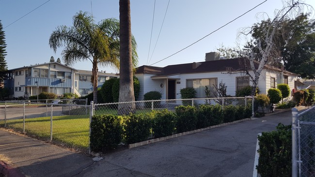 Foto del edificio - 7105-7117 1/2 Hazeltine Ave