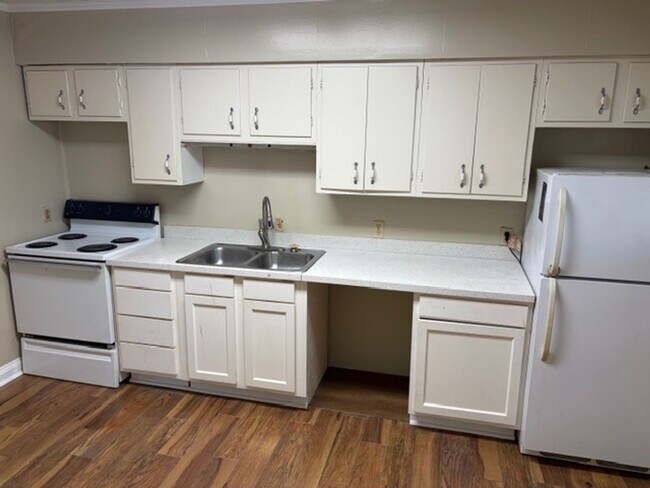 Building Photo - Updated 2 Bedroom Apartment near LSUS!
