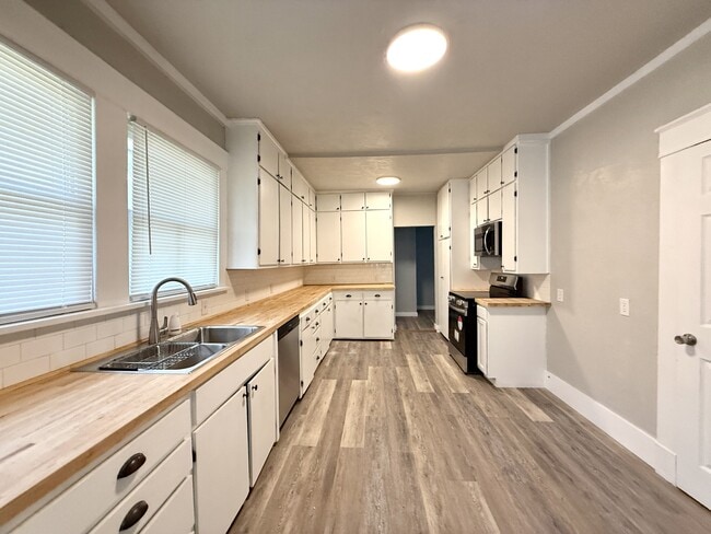 Building Photo - 328 I St SW