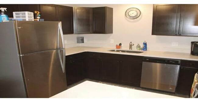 Building Photo - 84 Curtice St E