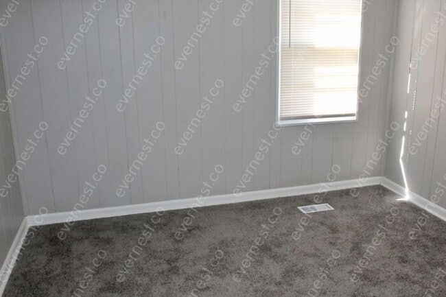 Building Photo - 3 BED & 1 BATH / PET-FRIENDLY / S8 ACCEPTED