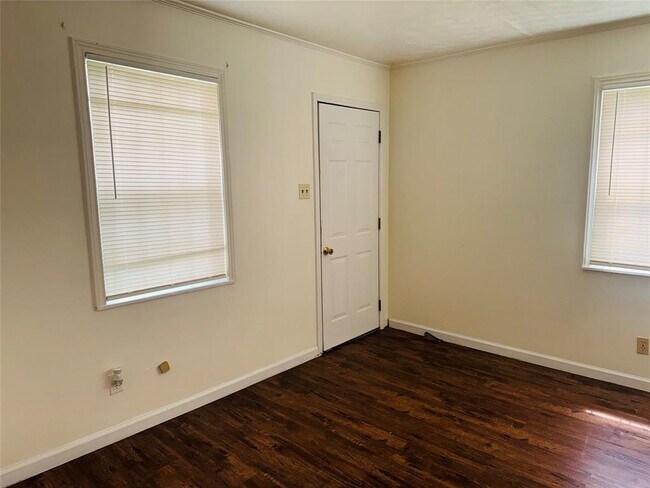 Building Photo - 10406 Cathedral Dr