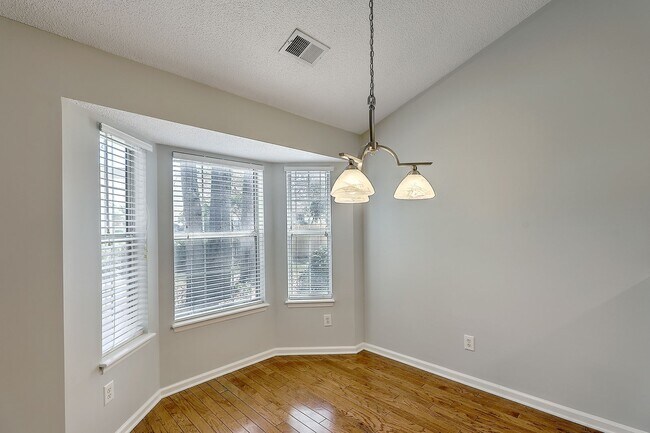 Foto del edificio - Gorgeous Home in Mt Pleasant's Belle Hall!