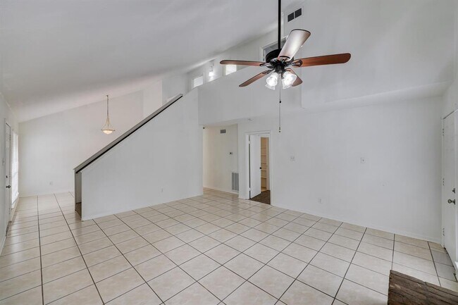Foto del edificio - 5906 Golden Forest Dr
